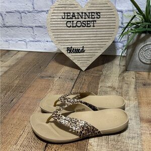 Womens Crocs Kadee II Tan Leopard Graphic Thong Flip Flops Sandals Size 9